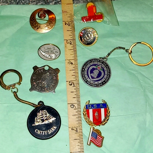 Lot of 9 Vintage Pins Keychains - Picture 1 of 13